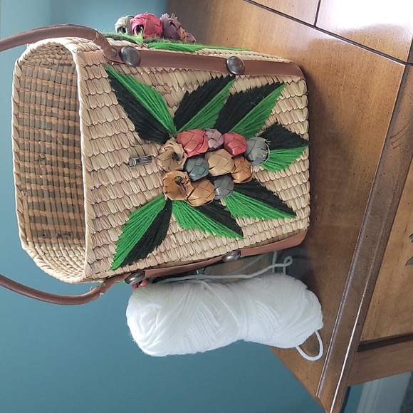 Woven basket - Picture 5 of 5